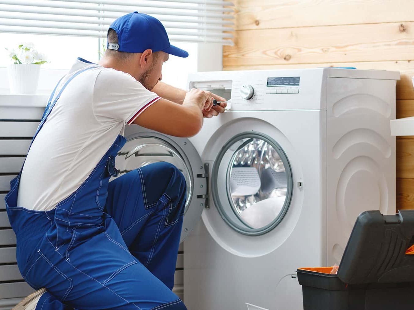 Técnico reparando electrodoméstico Bosch en Cigales
